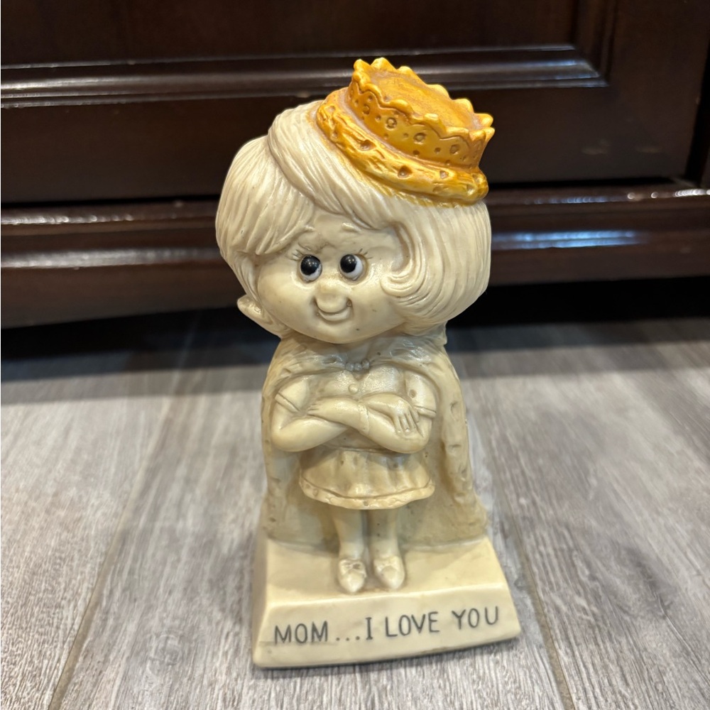 Vintage RW Berries Mom I Love You Figurine with Gold Crown